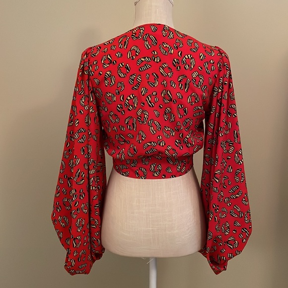 Signatures Long sleeve v-neck crop top- size small - Picture 2 of 11